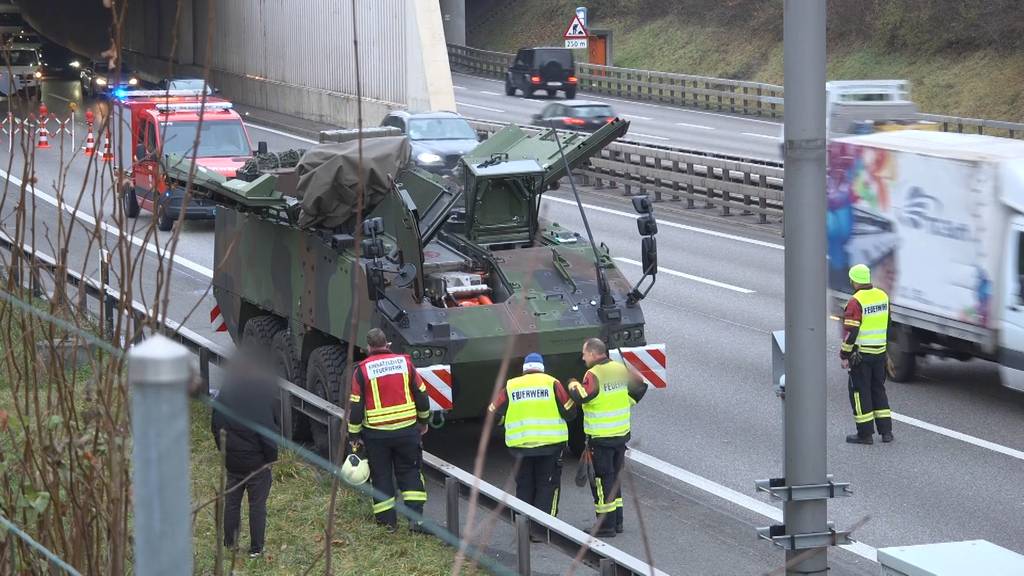 Militärfahrzeug löst Feuerwehreinsatz auf A1 bei Wettingen aus