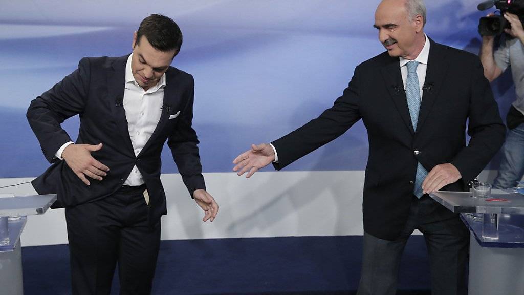 Keine Krawatte, aber zu viele Kabel: Ex-Regierungschef Alexis Tsipras (l.) vor dem Fernseh-Duell mit seinem Wahl-Rivalen von der konservativen Nea Dimokratia, Evangelos Meimarakis.