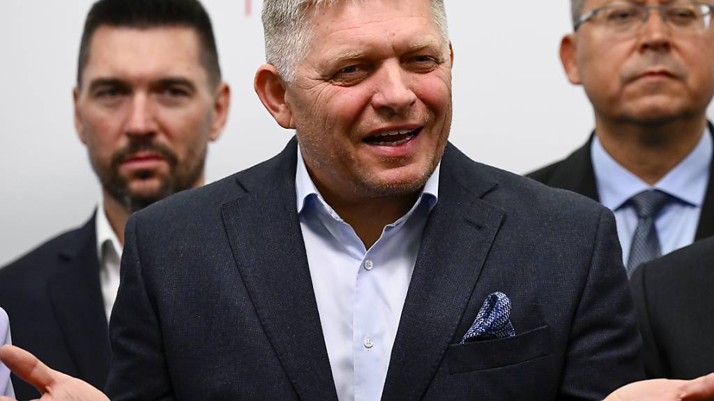 Der Vorsitzende der Partei Smer-Sozialdemokratie Robert Fico gibt die Ergebnisse der vorgezogenen Parlamentswahl in der Slowakei bekannt. Foto: Ondrej Deml/CTK/dpa