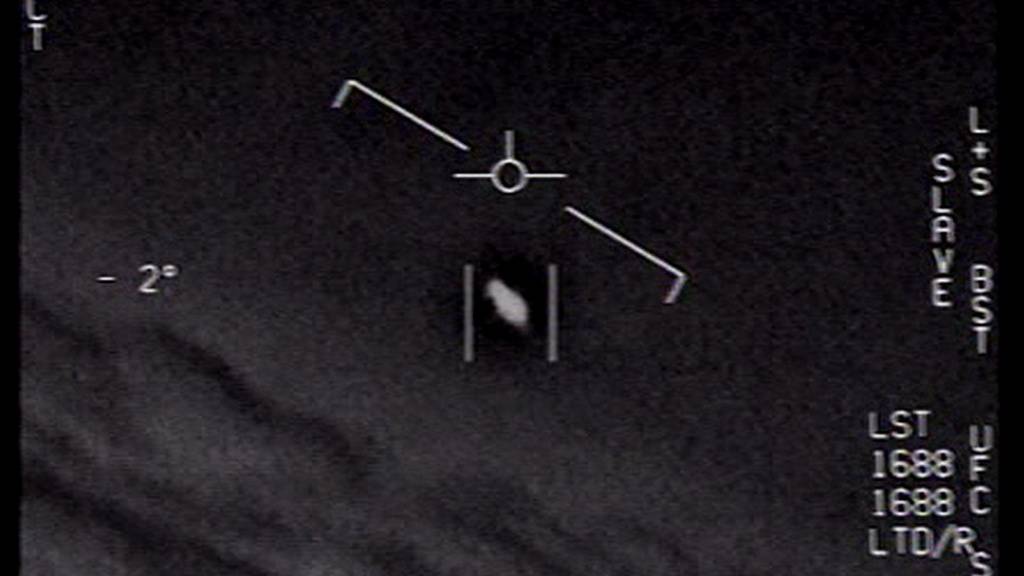 Screenshot eines Videos mit einem verdächtigen Flugobjekt. Das Bild wurde Ende April vom US-Verteidigungsministerium veröffentlicht. Nach dem Willen des Senats soll künftig das Pentagon alle Materialien zu UFO-Sichtungen der Öffentlichkeit zugänglich machen. (US NAVY)