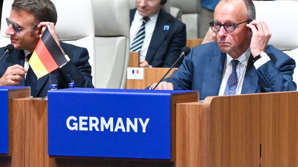 Bundeskanzler Friedrich Merz (r, CDU) nimmt neben Emmanuel Macron, Präsident von Frankreich, an der  Arbeitssitzung beim Nato-Gipfel dem Treffen des Nordatlantikrats auf Ebene der Staats- und Regierungschefs teil. Foto: Ansgar Haase/dpa