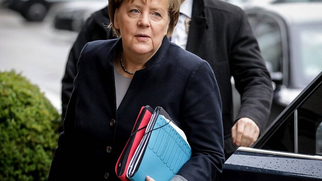 Buchstäblich erschöpfende Gespräche - Kanzlerin Merkel mit Vorschlägen für eine «Jamaika»-Koalition unter dem Arm.