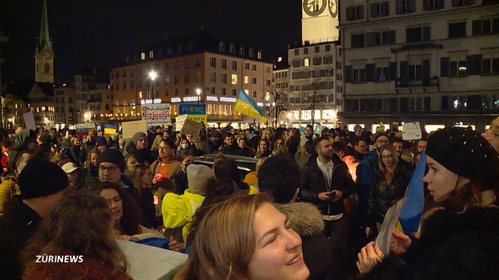 Solidaritätskundgebung für die Ukraine auf der Zürcher Rathausbrücke