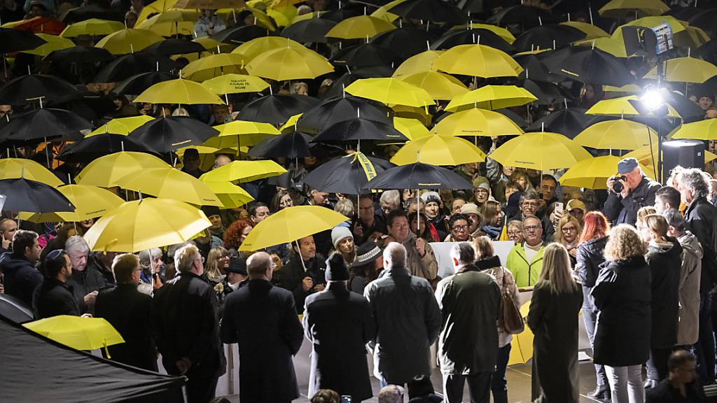 Vor einem Münsterhof voller gelber und schwarzer Regenschirme sprachen sich am Donnerstag in Zürich Politikerinnen und Politiker gegen Antisemitismus aus.