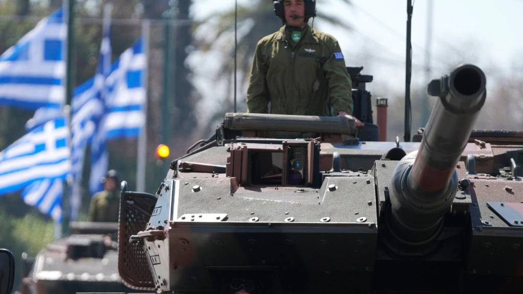 ARCHIV - Panzer der griechischen Armee nehmen an einer Militärparade teil (Archivbild). Foto: Thanassis Stavrakis/AP/dpa