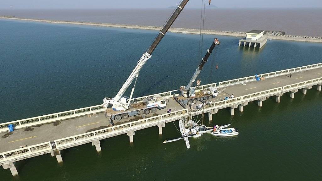 Das in die Brücke geprallte Wasserflugzeug wird gehoben.