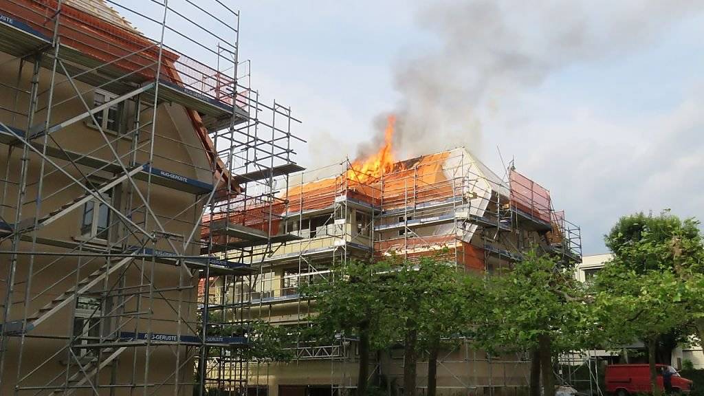 Im Dachstock eines Wohnblocks in Wettingen AG ist am Mittwoch ein Brand ausgebrochen.