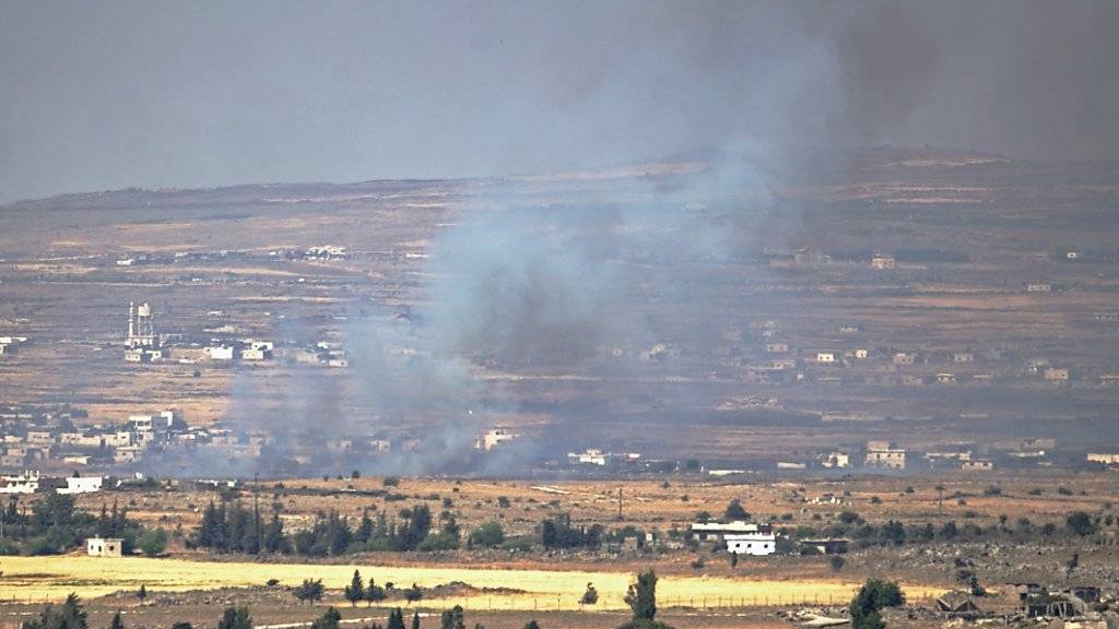 Rauch von Gefechten bei der an Israel grenzenden syrischen Stadt Quneitra