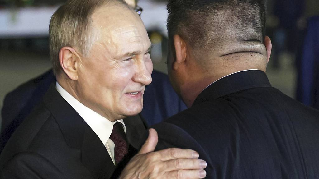 dpatopbilder - Der russische Präsident Wladimir Putin (l) und der nordkoreanische Staatschef Kim Jong Un. Foto: Gavriil Grigorov/Sputnik Kremlin/AP/dpa - ACHTUNG: Nur zur redaktionellen Verwendung und nur mit vollständiger Nennung des vorstehenden Credits