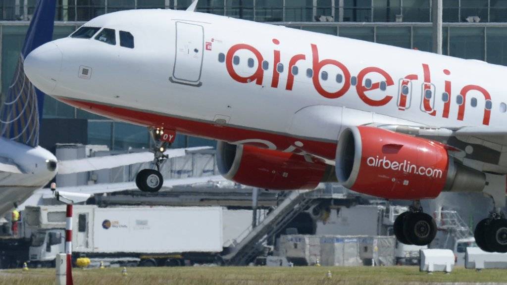 Unbekannte drohten Air Berlin mit einer Bombe auf einem Flug zwischen München und Hamburg. Die Polizei nahm die Drohung ernst, fand aber keine Bombe. (Archivbild)