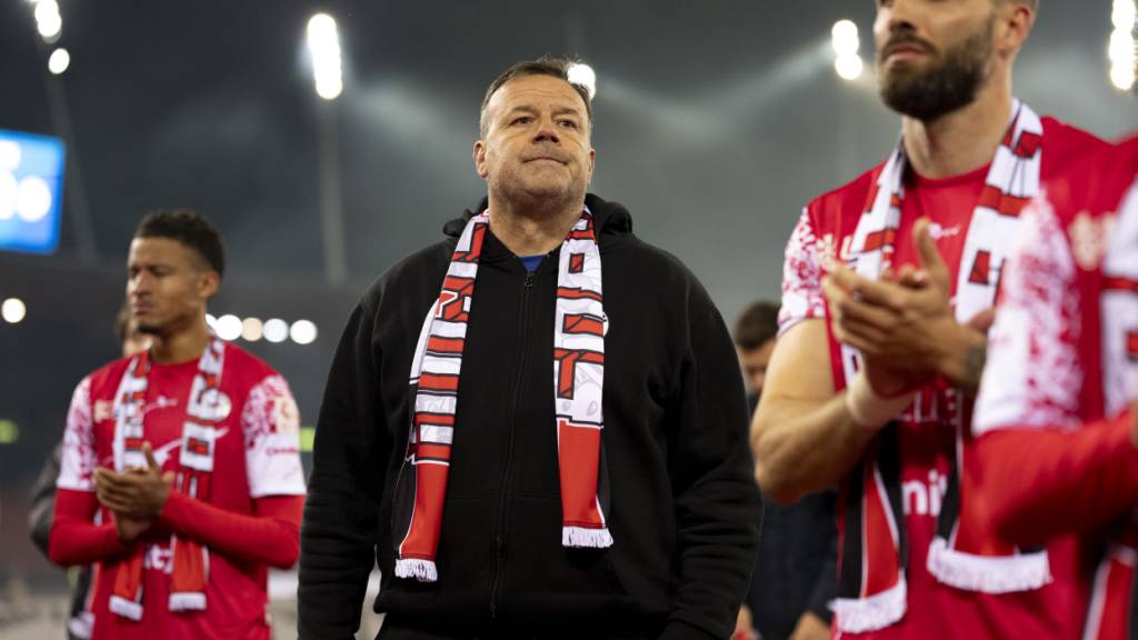 Emotionales Ende von vier Jahren Super League: Coach Patrick Rahmen und die Winterthur-Spieler werden im Letzigrund von den eignen Fans verabschiedet - unter anderem mit Schals