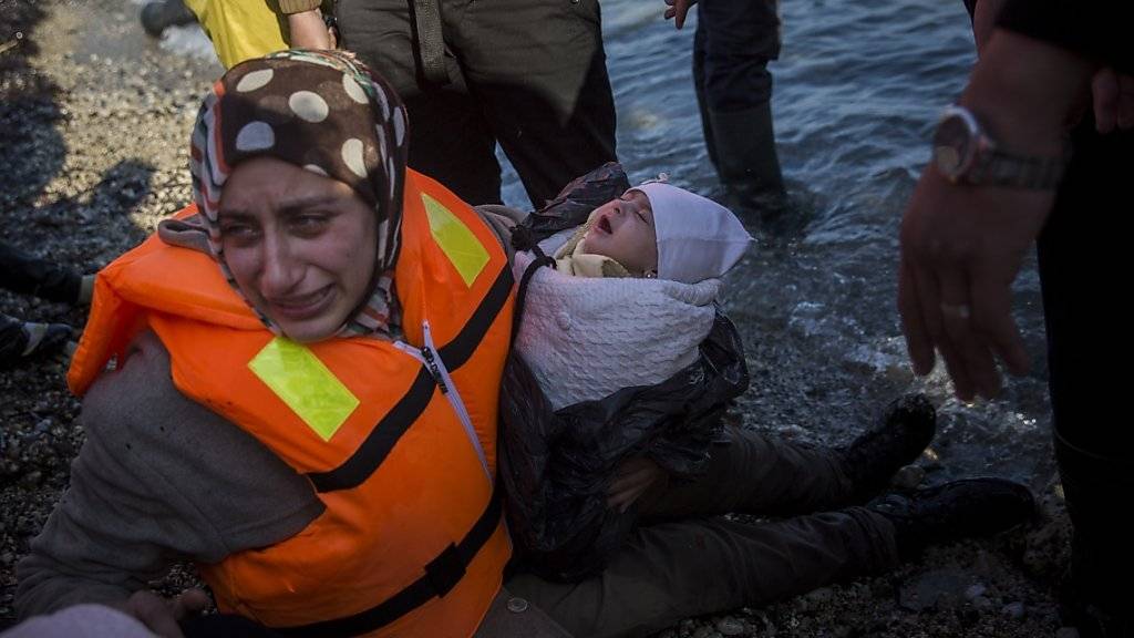 Illegale Grenzübertritte: Griechenland ist mit der hohen Zahl an Flüchtlingen überfordert und kann nicht alle registrieren. Wie diese auf der Insel Lesbos gestrandete Frau mit ihrem Baby verlassen viele die Türkei, um in die EU zu kommen (Archiv).