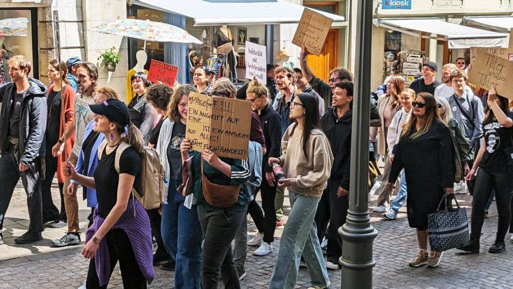 Nach einem Rundschau-Beitrag demonstrieren Ende Mai in Schaffhausen Menschen gegen die Schaffhauser Polizei. (Archivbild)