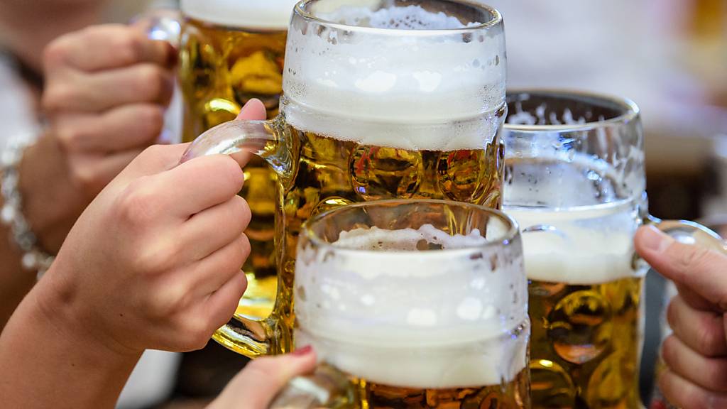 Besucherinnen und Besucher des Oktoberfests in München stossen vor allem mit alkoholhaltigem Bier an. (Archivbild)