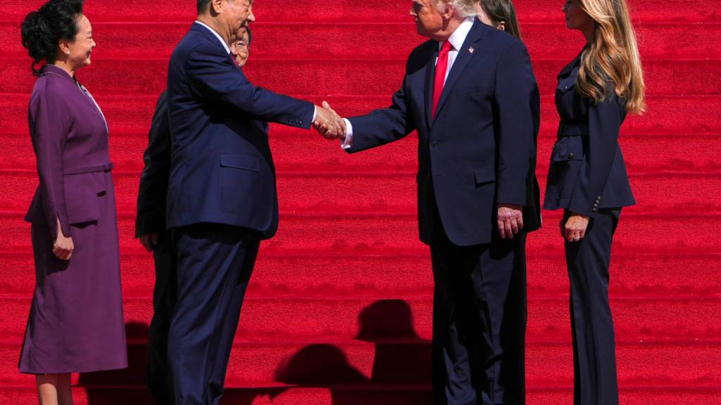 US-Präsident Donald Trump (2.v.r) gibt auf den Stufen des National Archives Museum dem chinesischen Präsidenten Xi Jinping die Hand, während First Lady Melania Trump (r) und Chinas First Lady Peng Liyuan daneben stehen. Foto: Julia Demaree Nikhinson/AP/dpa
