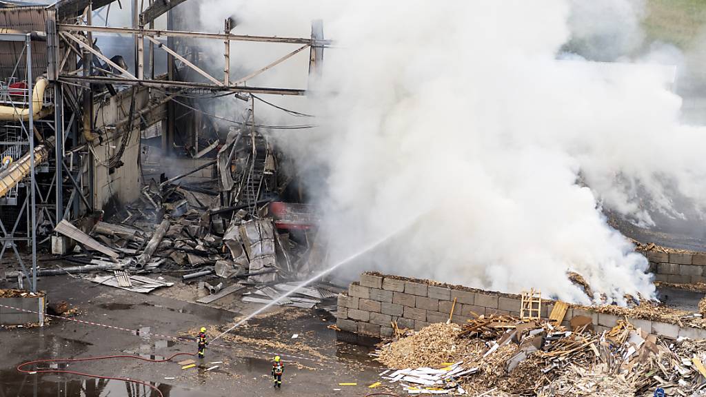 Feuerwehrleute beim Löschen des Brands bei der Swiss Krono AG in Menznau. (Archivbild)