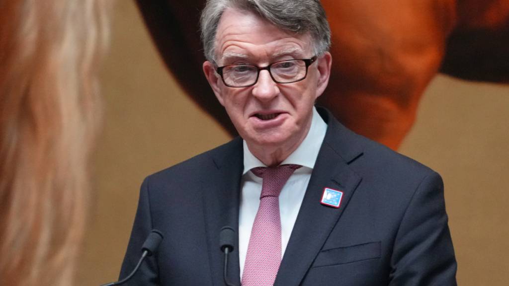 ARCHIV - Peter Mandelson, damals britischer Botschafter in den Vereinigten Staaten, spricht während der Umwidmungszeremonie der George-Washington-Statue in der National Gallery. Foto: Kirsty Wigglesworth/AP/dpa