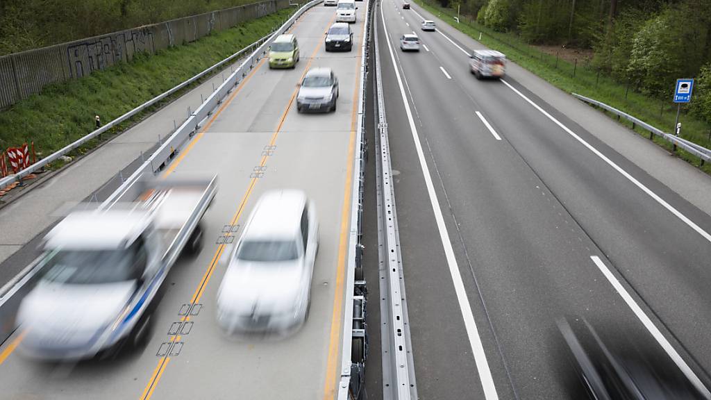 Der Verkehr auf der Autobahn A1 zwischen Recherswil und Luterbach im Kanton Solothurn rollt über die mobile Autobahnbrücke. Bislang kam es laut dem Bundesamt für Strassen zu keinen aussergewöhnlichen Verzögerungen.