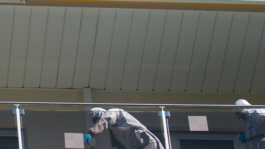 Wissenschaftliche Mitarbeiter der Polizei auf dem Balkon des Hotelzimmers, wo das Opfer im April 2019 gefunden wurde. (Archivbild).