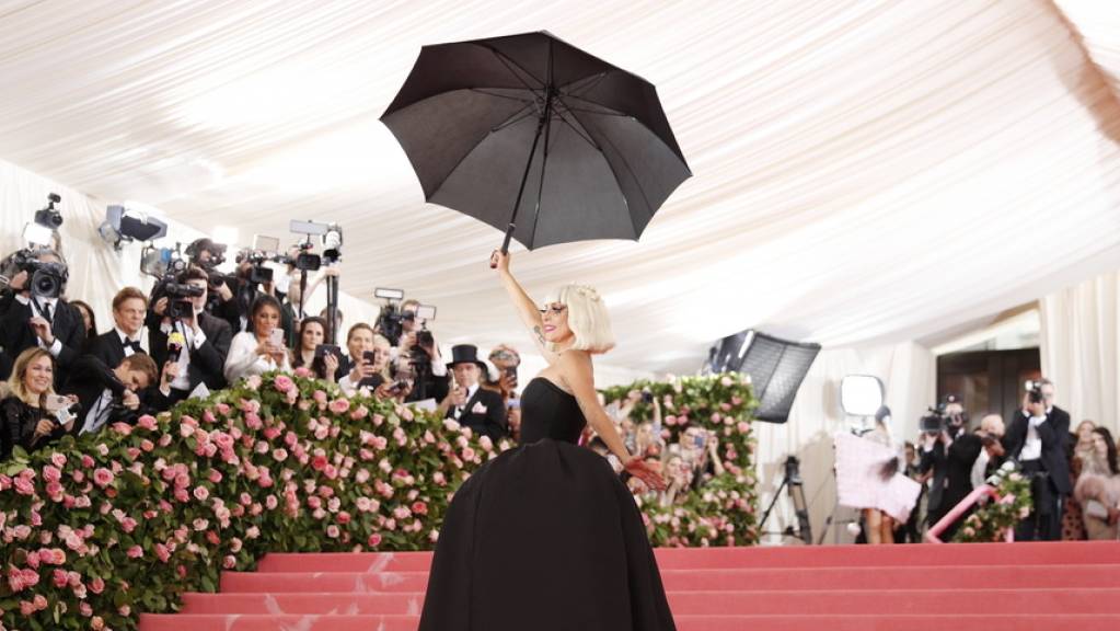 Lady Gaga bezeichnete die Presse als albern, weil diese Gerüchte befeuert hat, wonach sie und Bradley Cooper einander liebten. Aufgekommen waren die Gerüchte nach vermeintlich verliebten Blicken beim gemeinsamen Auftritt an der Oscar-Verleihung im Februar. (Archivbild)