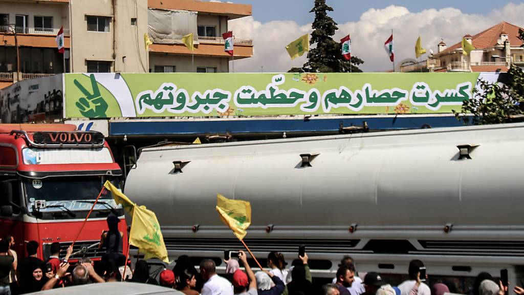 Syrische Tanker mit iranischem Treibstoff treffen im Dorf al-Ain im Osten des Libanons ein. Trotz US-Sanktionen hat der Iran Öl an den krisengeplagten Libanon geliefert. Foto: Stringer/dpa