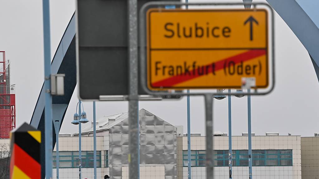 Zwei Personen gehen über den deutsch-polnischen Grenzübergang Stadtbrücke von Frankfurt (Oder) in Brandenburg nach Slubice in Polen. Foto: Patrick Pleul/dpa-Zentralbild/dpa