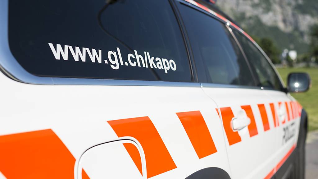 Die Notrufzentrale der Kantonspolizei Glarus erhielt am Dienstagabend die Meldung über den Erdrutsch. (Symbolbild)