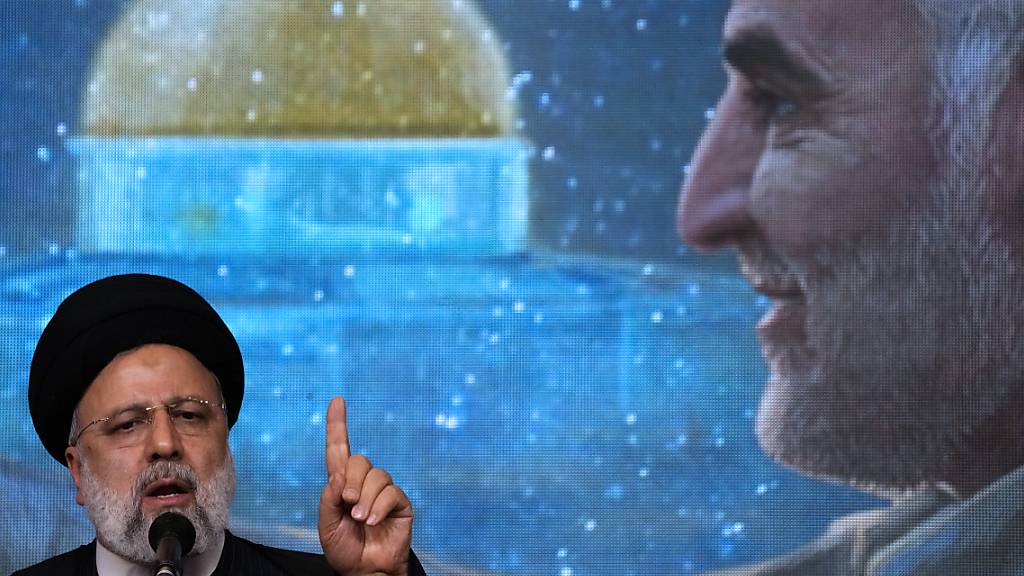 Ebrahim Raisi, Präsident des Iran, spricht während einer Gedenkfeier für den verstorbenen General Soleimani, der im Hintergrund zu sehen ist. Nach zwei verheerenden Explosionen an Soleimanis Todestag ist die Zahl der Todesopfer weiter gestiegen. Foto: Vahid Salemi/AP/dpa
