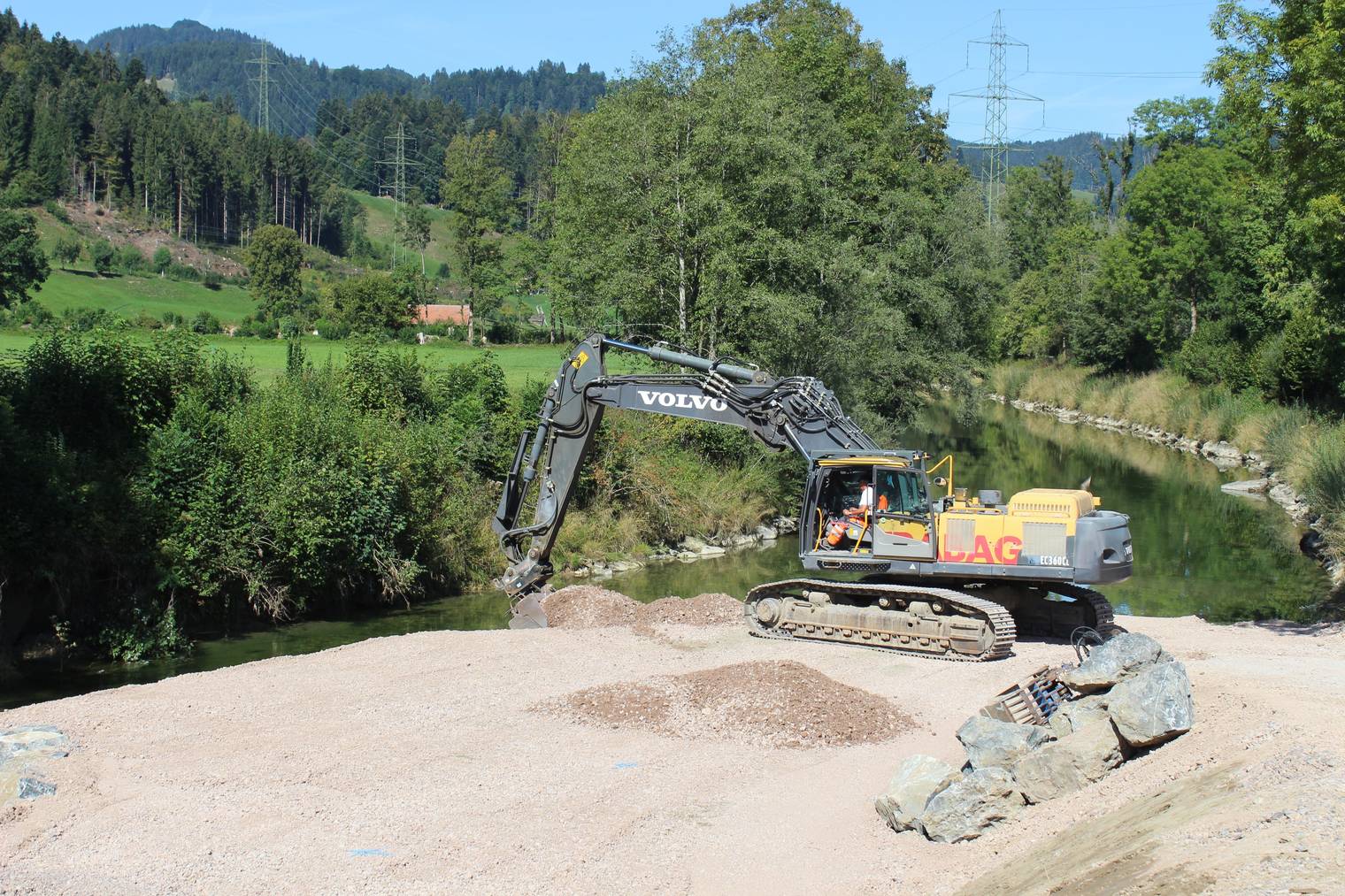 Die Bauarbeiten für die Brücke über die Thur haben bereits begonnen.