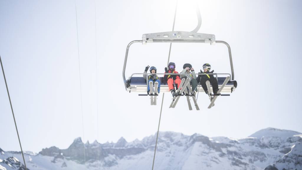 Die Schweizer Seilbahnen haben in der Wintersaison 2025/26 bis Ende März weniger Gäste verzeichnet als im Vorjahr. Es gibt aber grosse Unterschiede bei den Skigebieten, wie eine Nachfrage zeigt. (Archivbild)