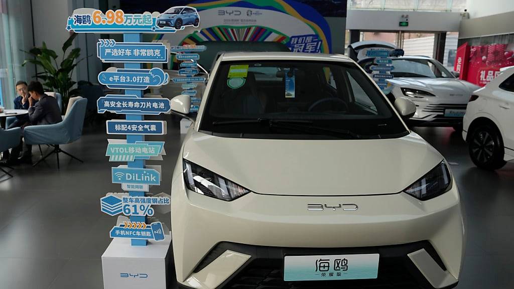 Das Elektrofahrzeug Seagull des chinesischen Automobilherstellers BYD in einem Ausstellungsraum in Peking. (Archivbild)