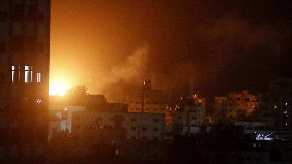 Explosion in Gaza-Stadt nach einem Luftangriff durch die israelische Armee.