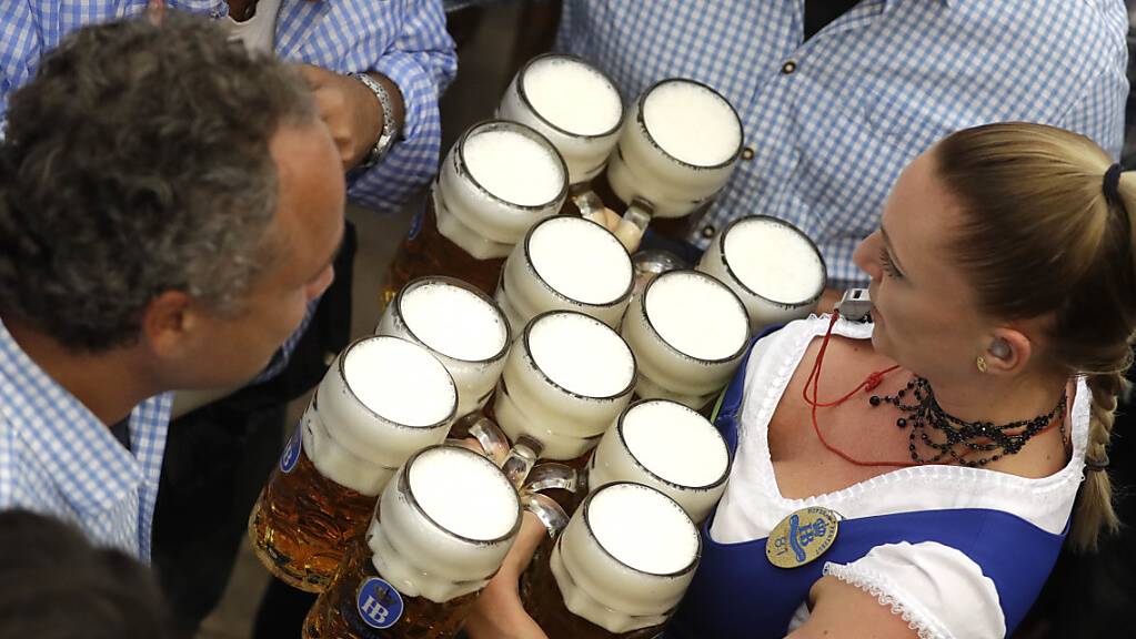 Als man Bier noch gemeinsam trinken konnte - Bierabsatz in Deutschland eingebrochen (Symbolbild)