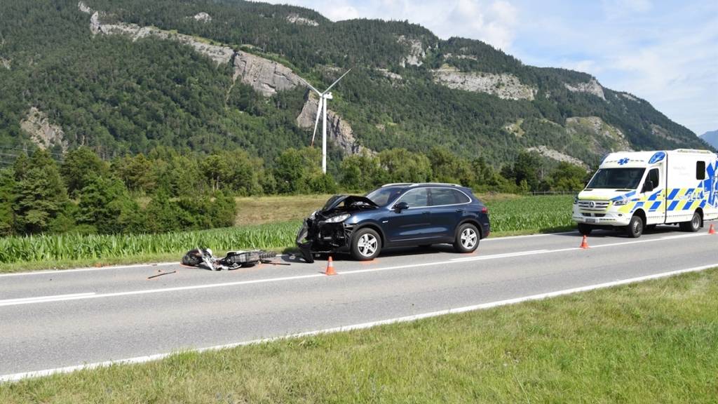 Der 35-jährige Motorradfahrer kollidierte mit einem Personenwagen.