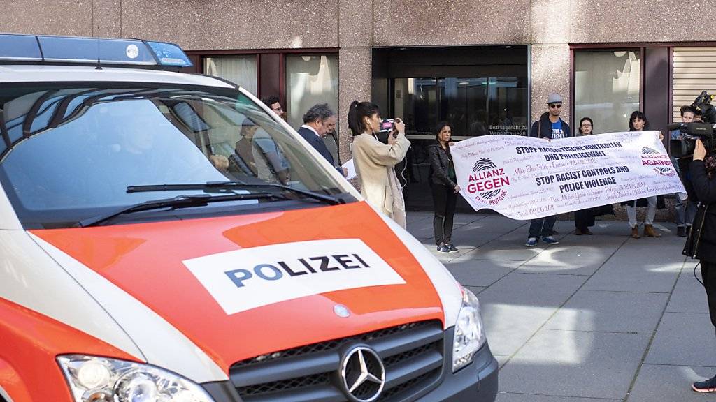 Das Bezirksgericht Zürich hat am Mittwoch drei Zürcher Stadtpolizisten vom Vorwurf des Amtsmissbrauchs und der Gefährdung des Lebens freigesprochen. Der Fall warf hohe Wellen wegen eines möglichen «Racial Profiling» der Polizisten.
