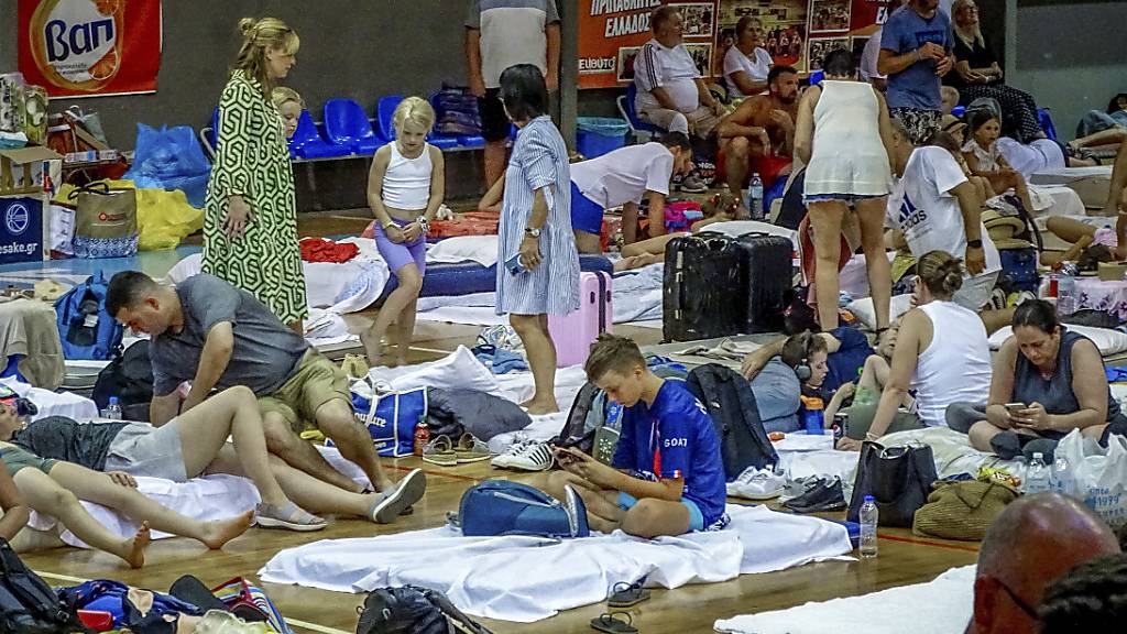 Evakuierte Rhodos-Feriengäste am Sonntag in einer Sporthalle auf der griechischen Insel.
