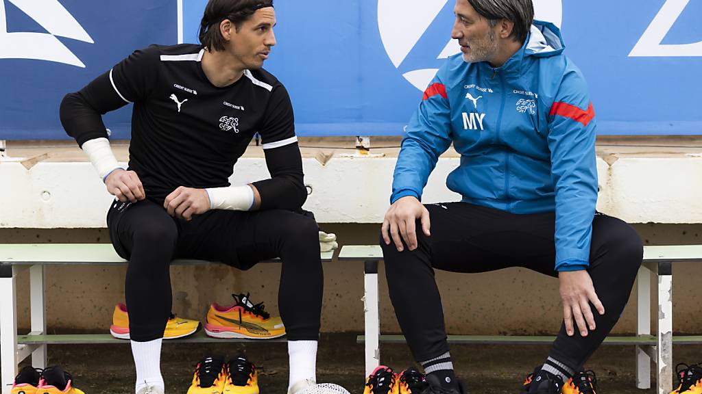 Murat Yakin bei einer Diskussion mit Yann Sommer im letzten März im Trainingscamp in Spanien