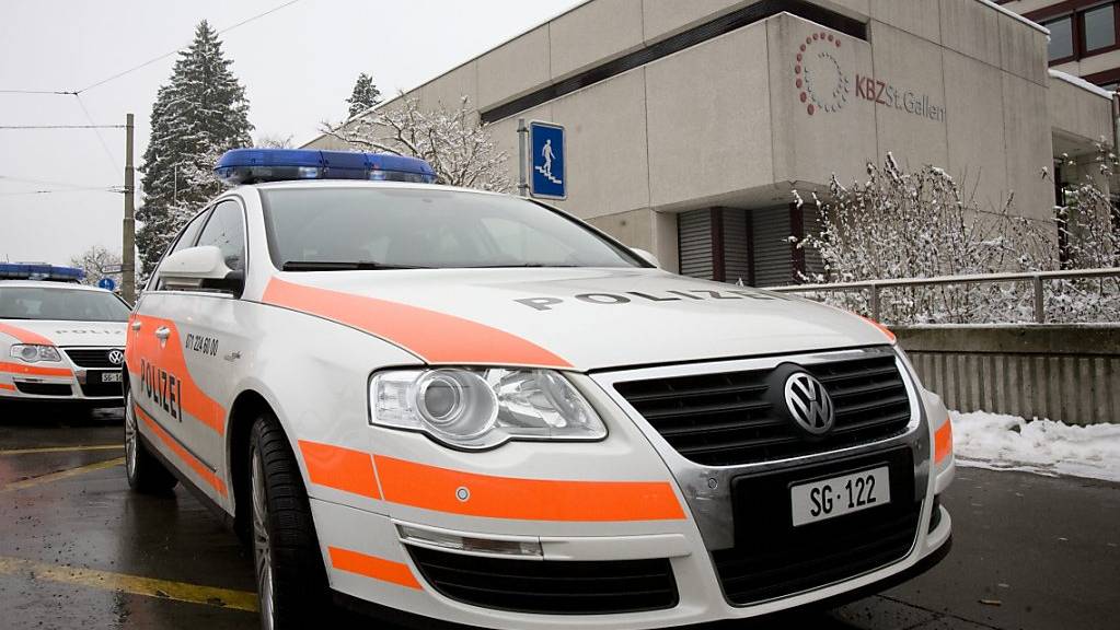 Die Stadtpolizei St. Gallen konnte in der Nacht auf Samstag einen 21-jährigen Autofahrer anhalten, der mehrere Rotlichter missachtet hatte (Symbolbild)