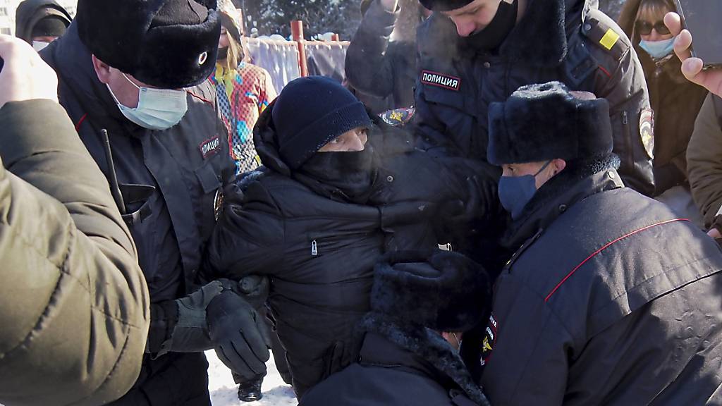 Die Polizei verhaftet einen Mann während eines Protestes gegen die Inhaftierung des Oppositionsführers Alexej Nawalny in Chabarowsk. Foto: Igor Volkov/AP/dpa