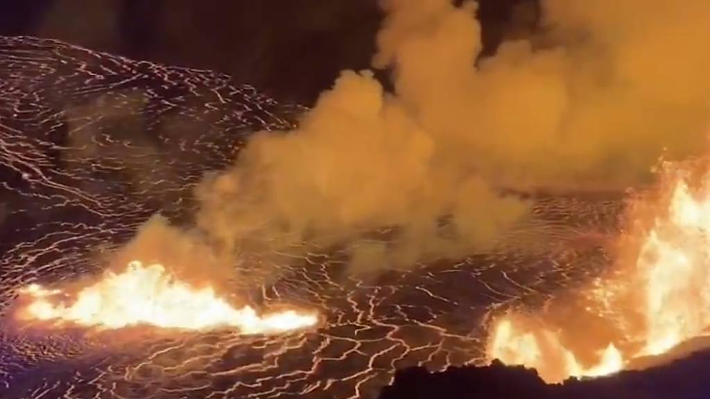 dpatopbilder - HANDOUT - Dieses Bild aus einem vom U.S. Geological Survey zur Verfügung gestellten Video zeigt einen Lavasee, aus dem an der westlichen Caldera-Wand des Kilauea-Vulkans auf Big island, Hawaii Feuer und Rauch austritt. Foto: Uncredited/U.S. Geological Survey/AP/dpa - ACHTUNG: Nur zur redaktionellen Verwendung im Zusammenhang mit einer Berichterstattung und nur mit vollständiger Nennung des vorstehenden Credits