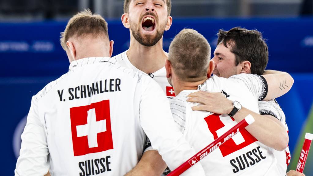 Vier Freunde jubeln über Olympia-Bronze: das Curlingteam von Yannick Schwaller