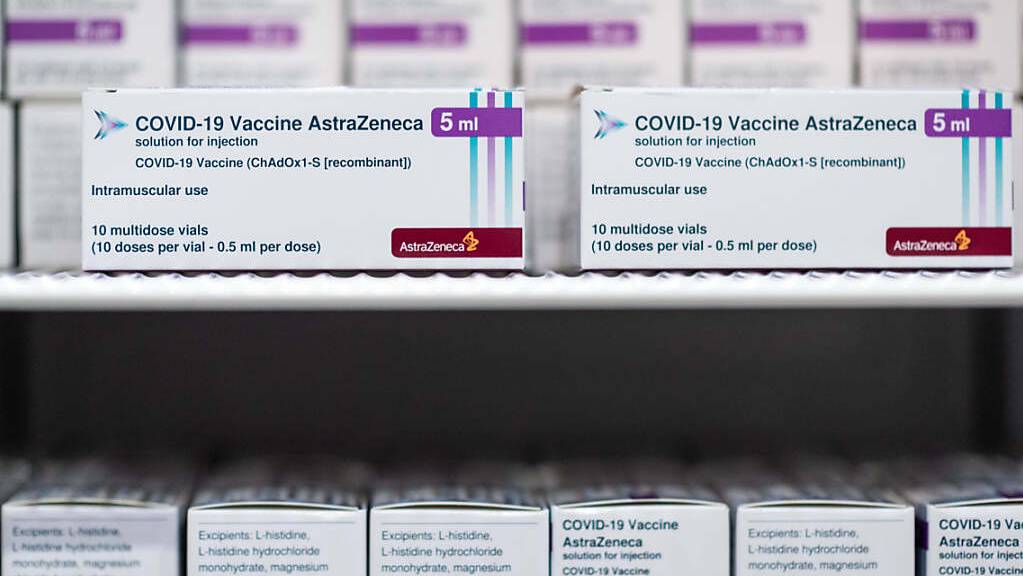 Der Impfstoff der Firma Astrazeneca lagert in einem Kühlschrank im Impfzentrum in Essen.