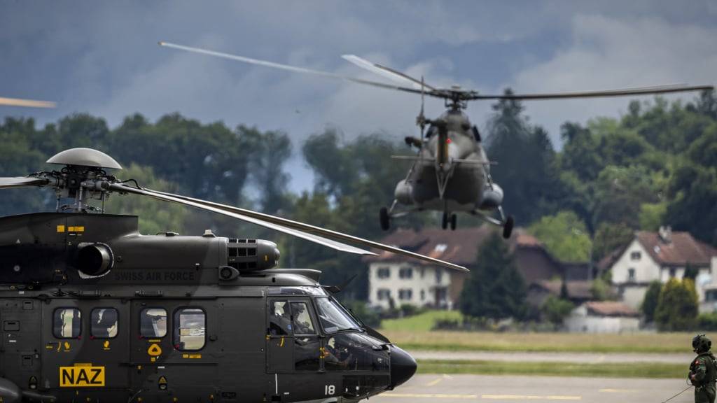 Helikopter der Schweizer (links) und der tschechischen Luftwaffe starten im Rahmen der Radioaktivitätsmessflüge auf dem Militärflugplatz Dübendorf.