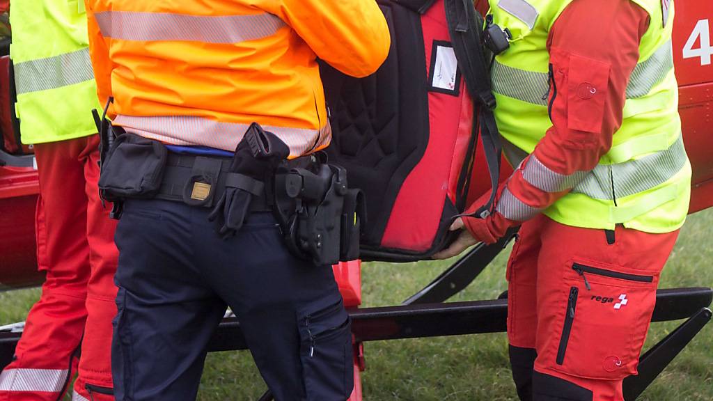 Der schwer verletzte Mann musste ins Spital geflogen werden. (Symbolbild)