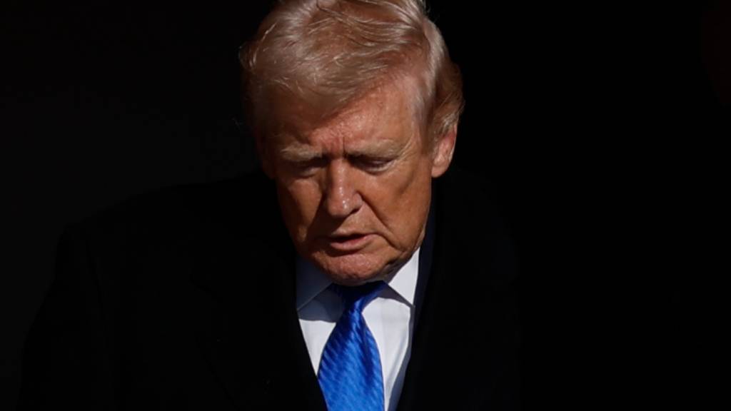 dpatopbilder - US-Präsident Donald Trump steigt bei seiner Ankunft auf der Joint Base Andrews aus der Air Force One aus. Foto: Luis M. Alvarez/AP/dpa