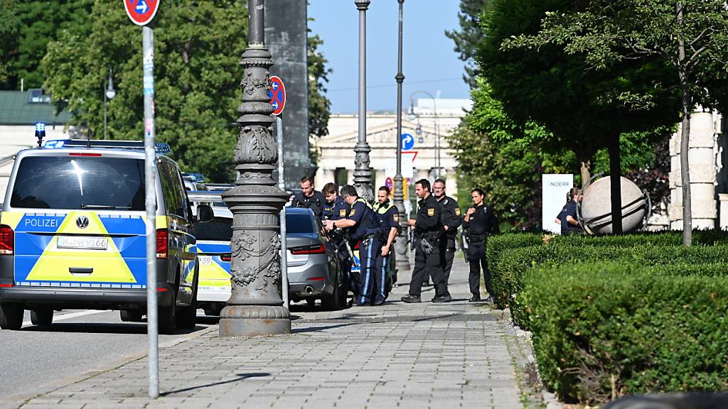 Polizei sind in München im Einsatz. Foto: Simon Sachseder/dpa - ACHTUNG: Ein Kennzeichej wurde aus rechtlichen Gründen gepixelt