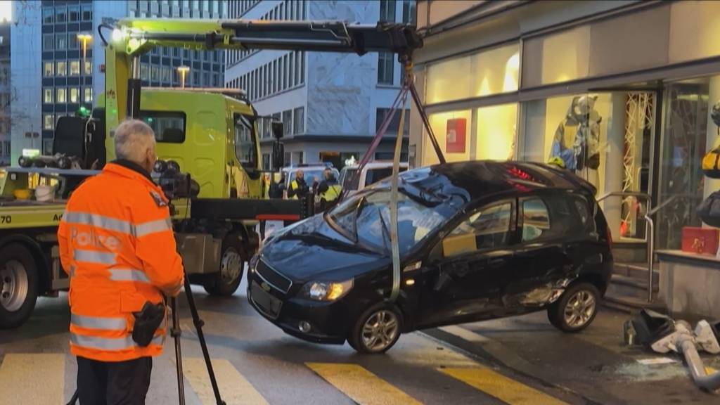 Video zeigt die Bergung des verunfallten Autos beim Casino Zürich