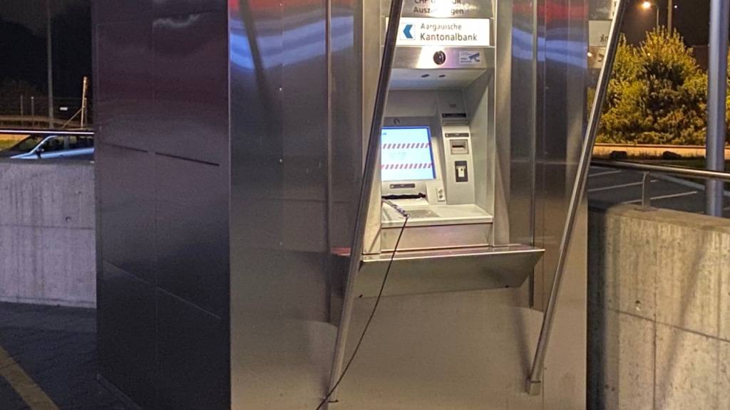 Ein Drittperson beobachtete zwei maskierte Personen, die am Bankomaten hantierten.