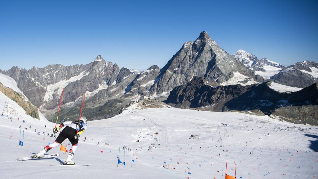 Corinne Suter, la skieuse suisse en action lors d'un entrainement de l'equipe suisse de ski alpin sur le glacier du Theodule a 3'883 metres d'altitude sous le Petit Cervin (Klein Matterhorn) le jeudi 6 aout 2020 a Zermatt.