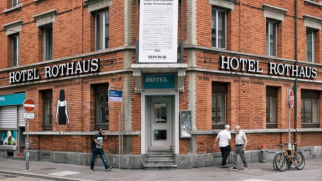 Die Republik entlässt einen Journalisten per sofort. Er soll mehrfach Frauen belästigt haben. Im Bild der Redaktionssitz an der Langstrasse in Zürich. (Archivbild)